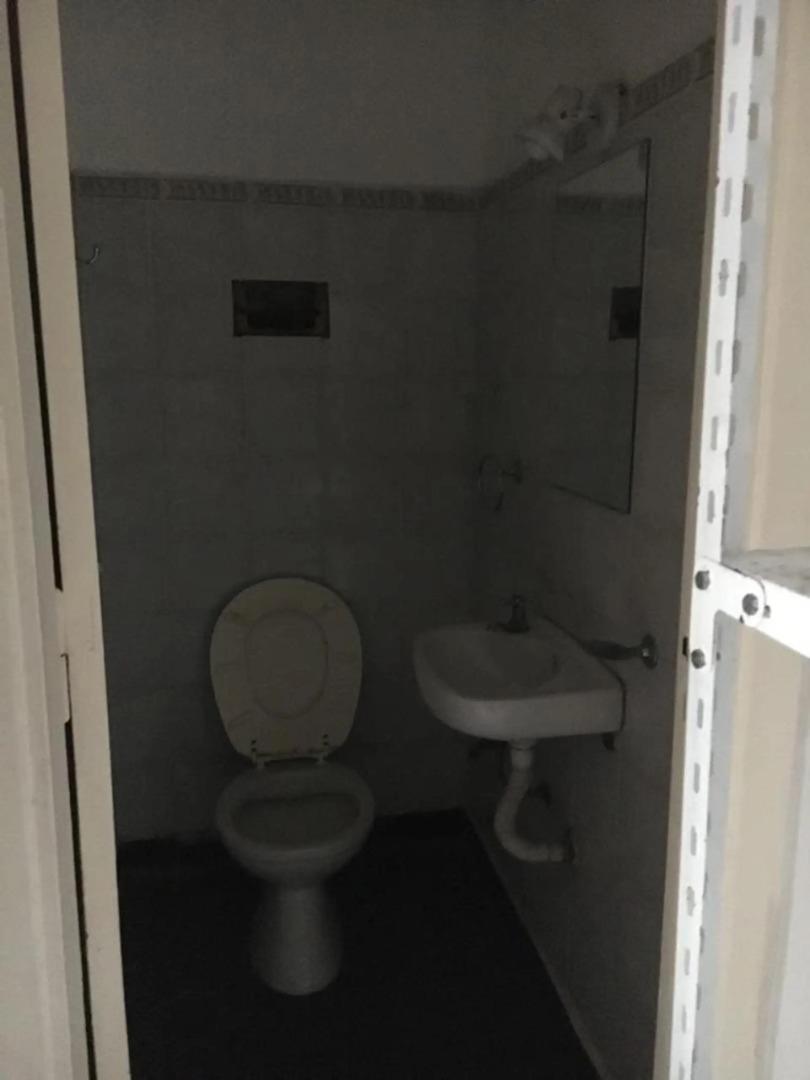 EXCELENTE LOCAL A METROS DE AVENIDA