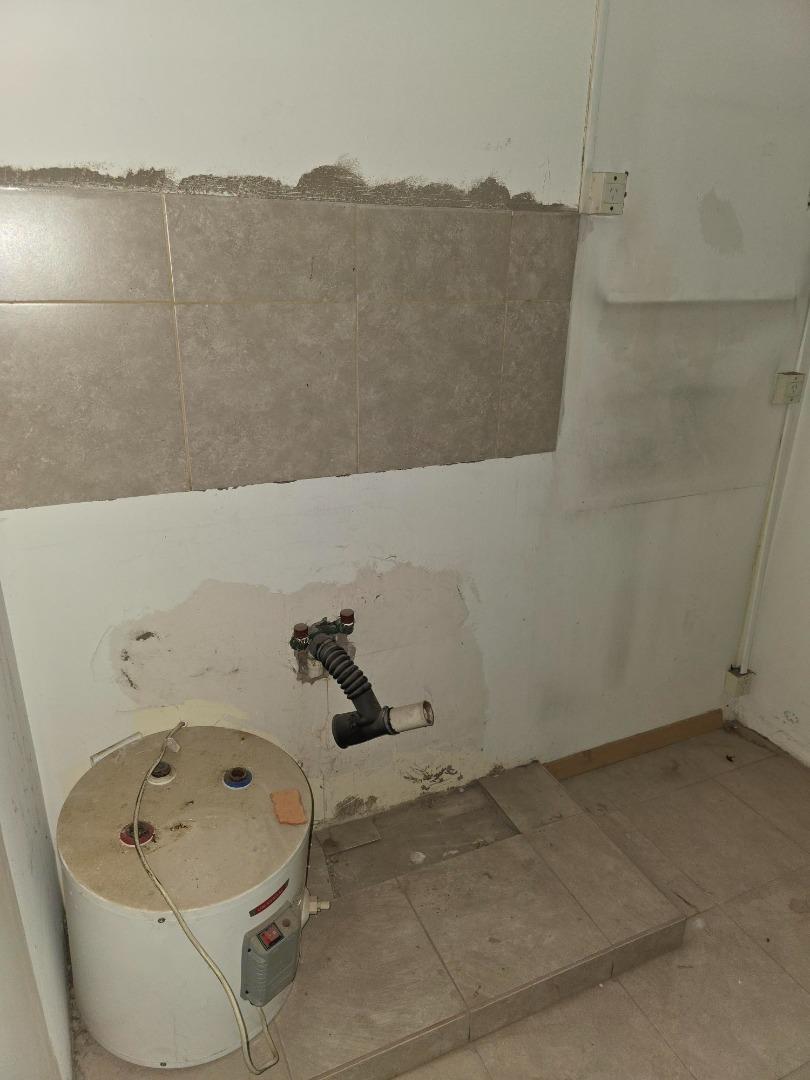 Oficina de planta libre y amplio ventanal al frente