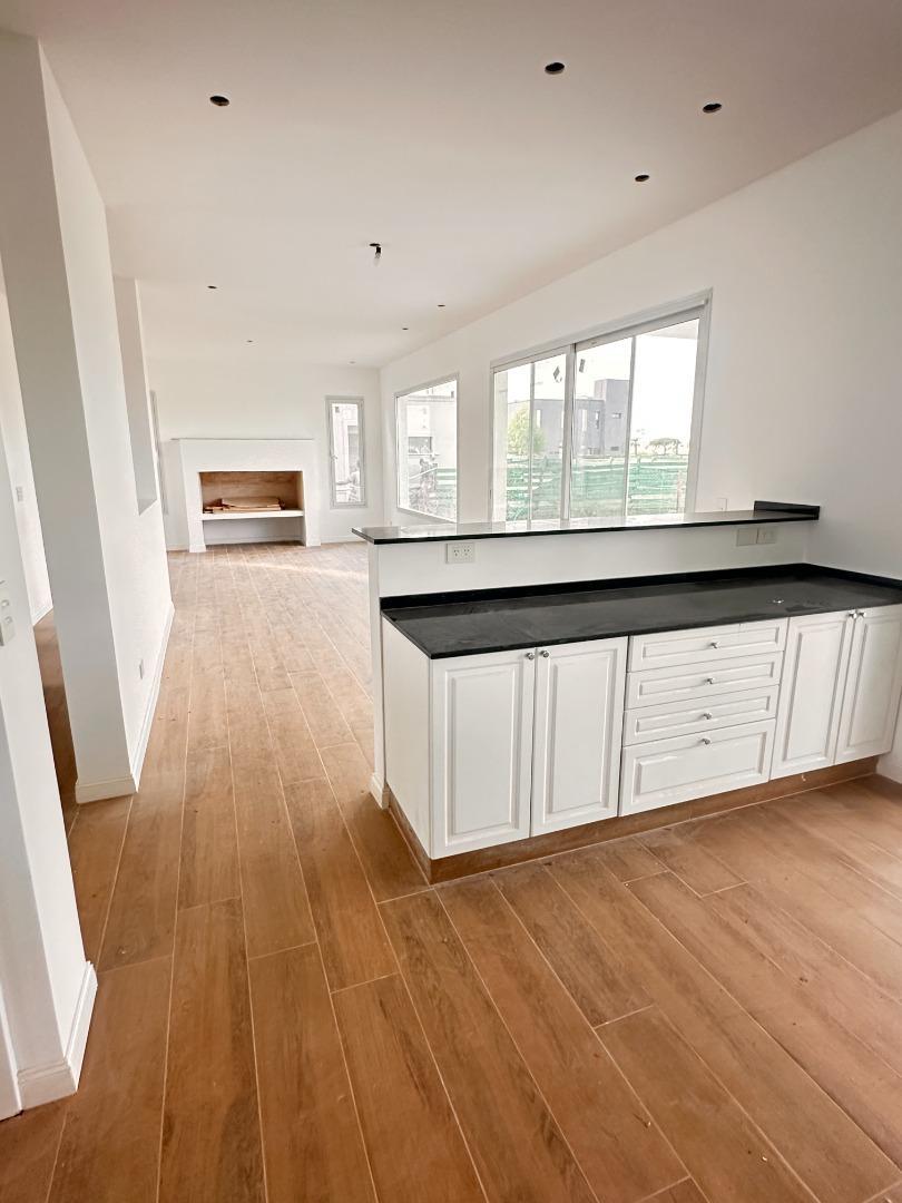 Excelente casa, 2 plantas, 3 dorm, lote interno usd 310.000.