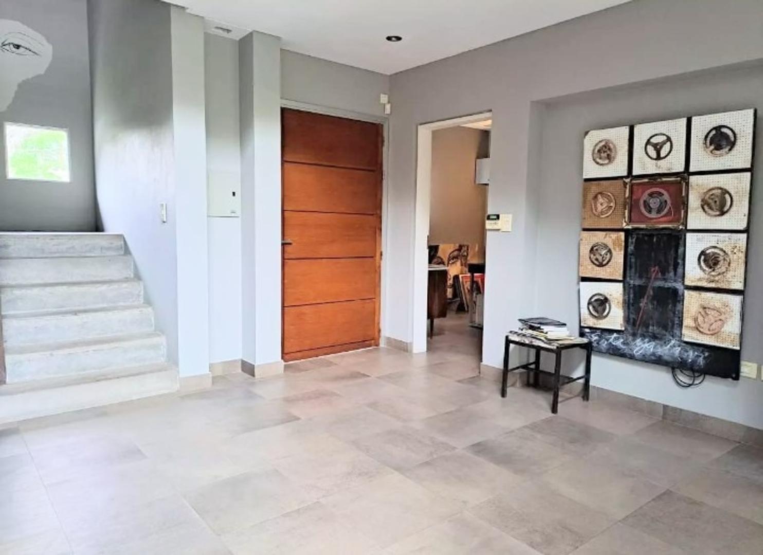 Excelente casa de 2 plantas en Barrio cerrado