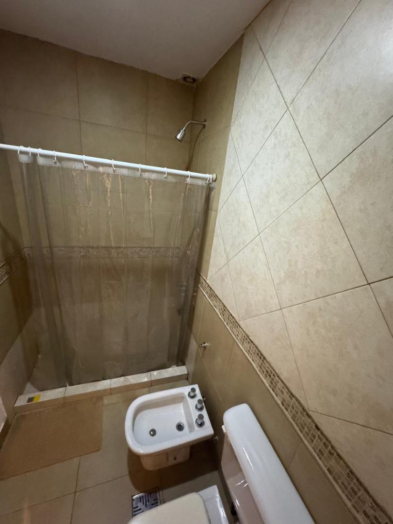 Excepcional departamento de pasillo en barrio abasto