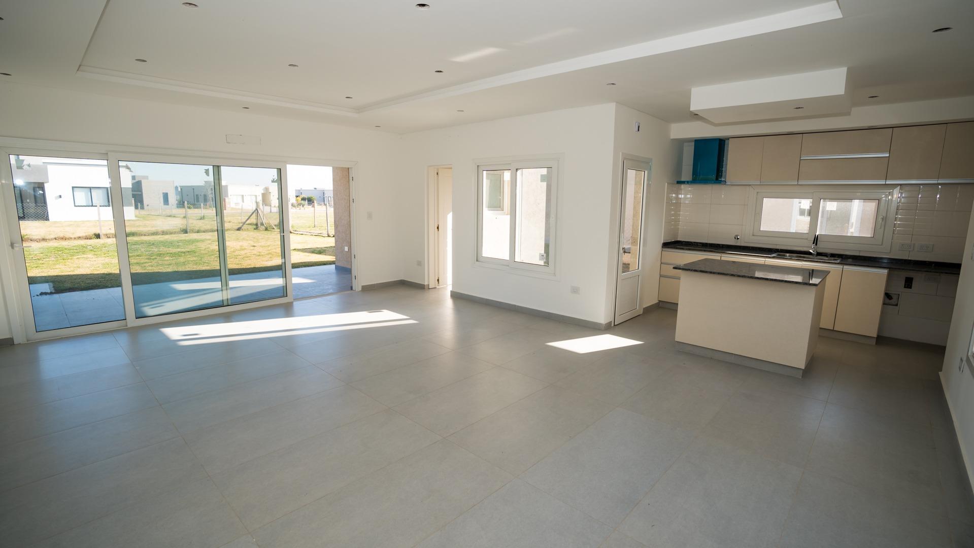 Casa 4 ambientes con 2 baños