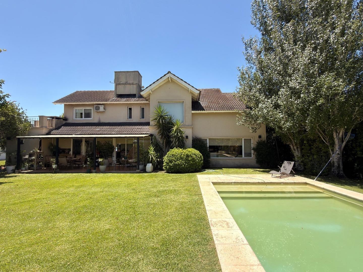 Excelente casa constructiva, fondo pulmón verde