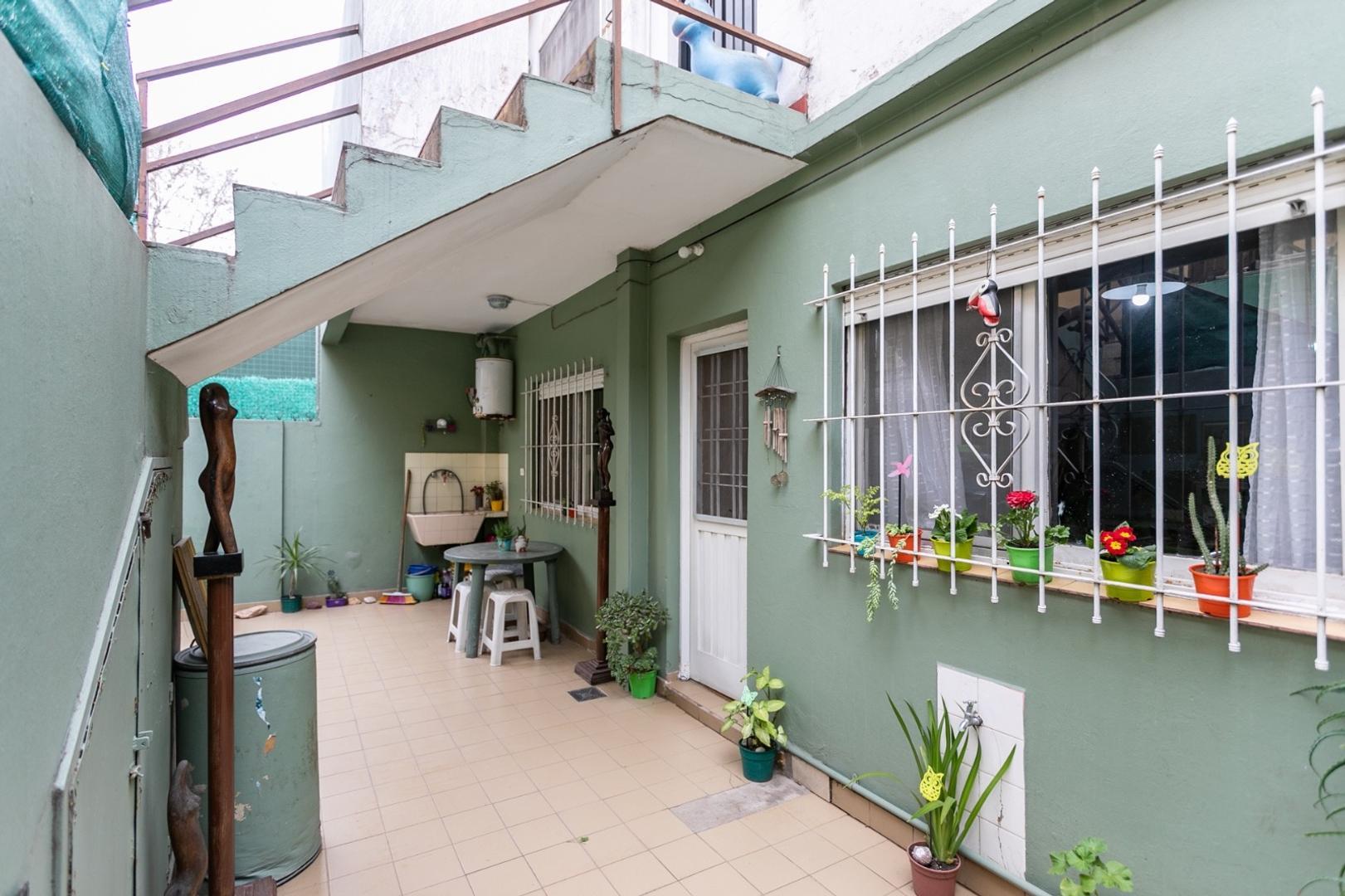 OPORTUNIDAD Amplio PH 2 ambientes con patio