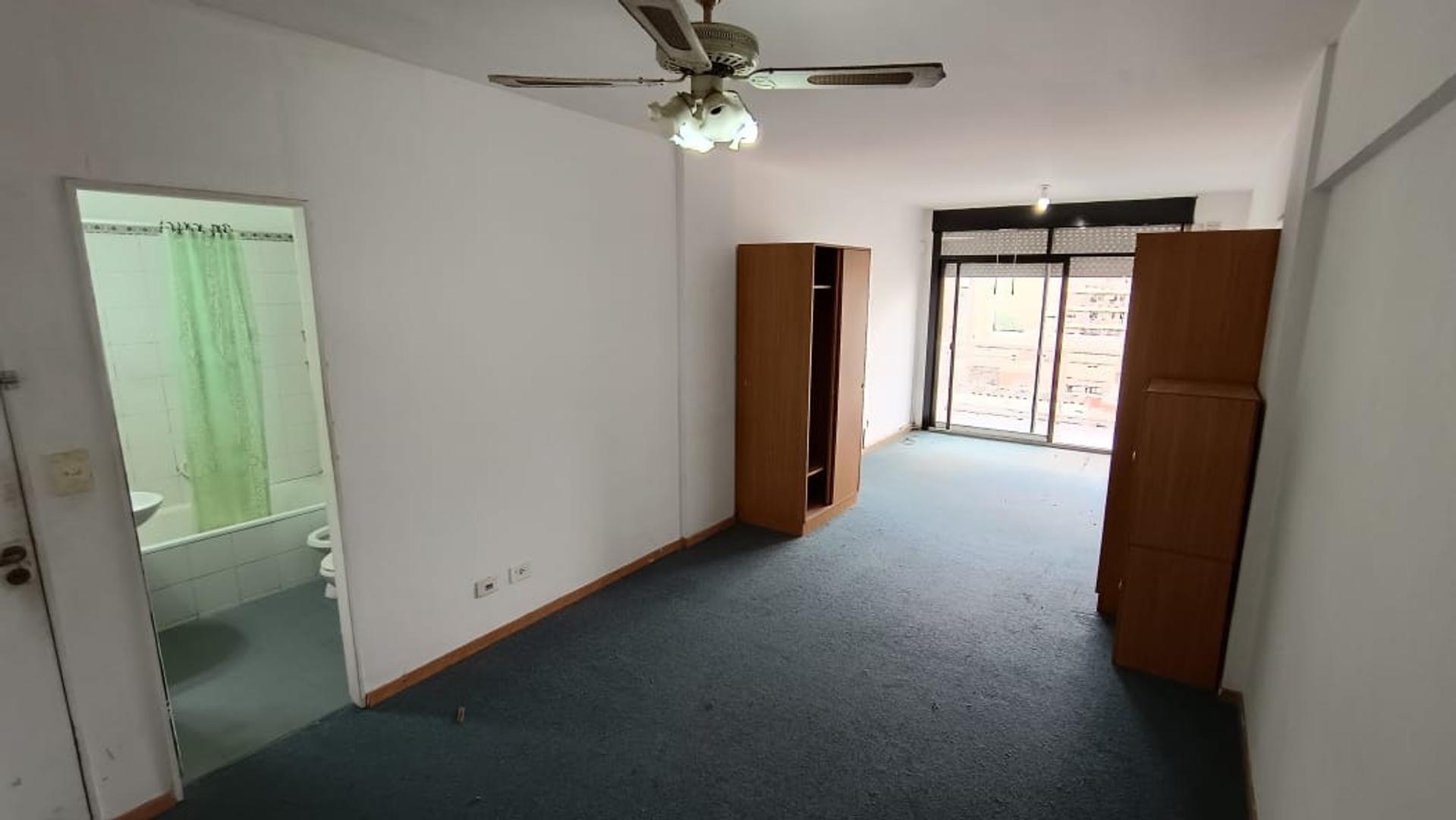 Luminoso monoambiente con balcon contrafrente