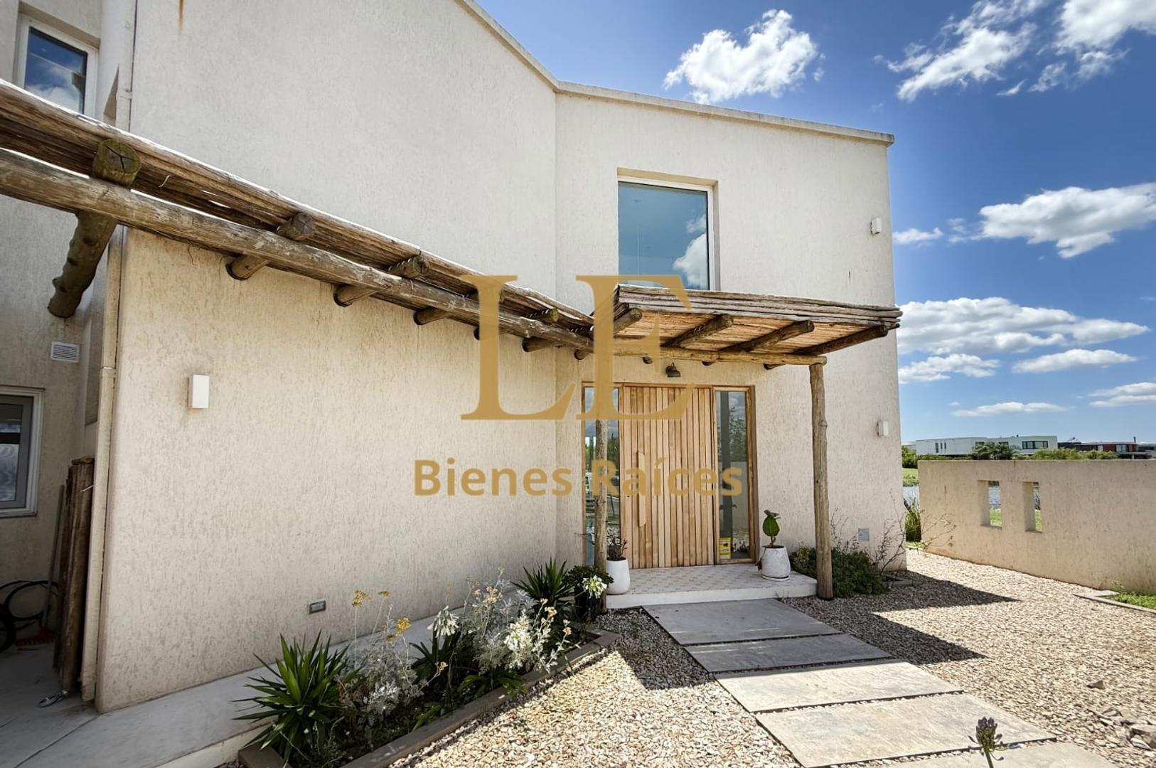 Casa 5 ambientes con 4 baños