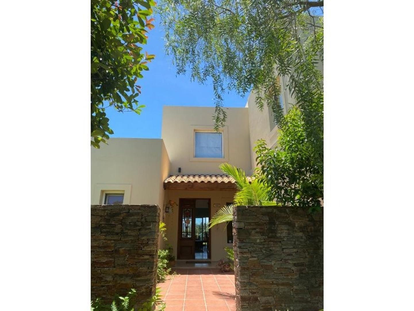 Casa en Alquiler Temporal con 2 cocheras