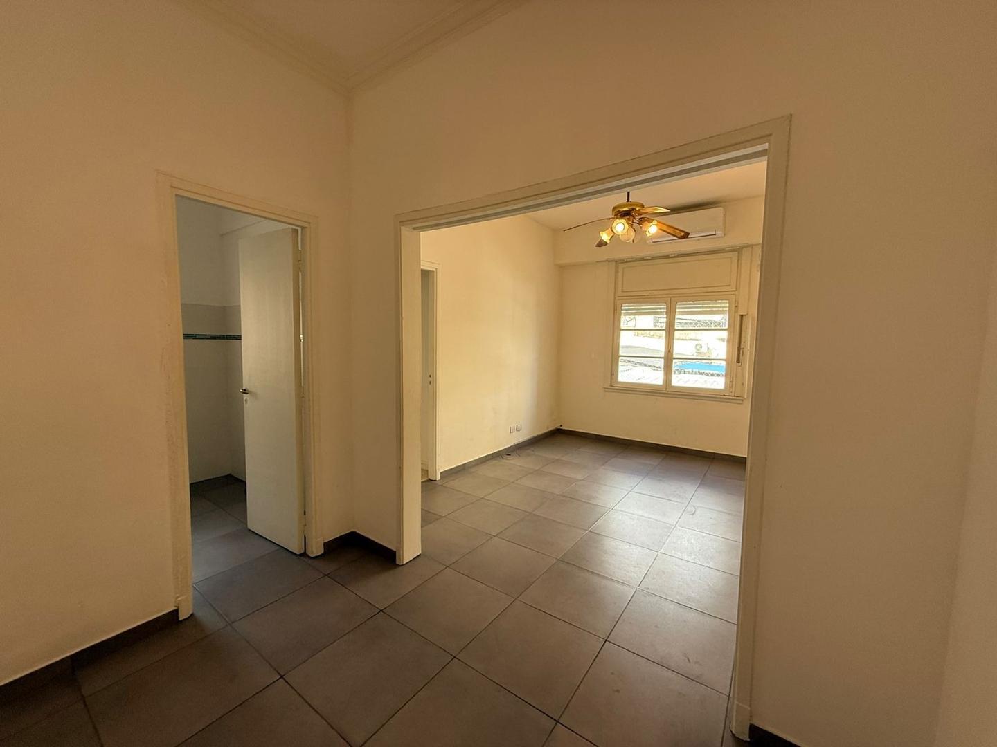 2 ambientes con cocina independiente.