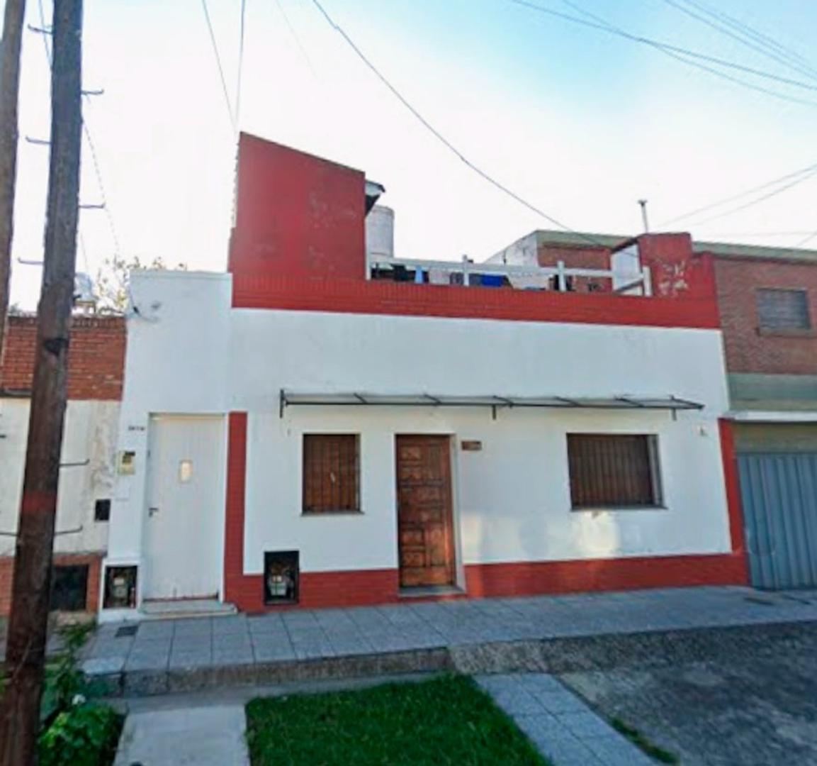 Ph al frente con de 4 ambientes, patio con parrilla.