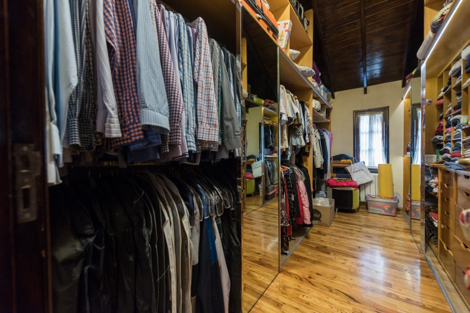 Casa en Venta con 3 cocheras