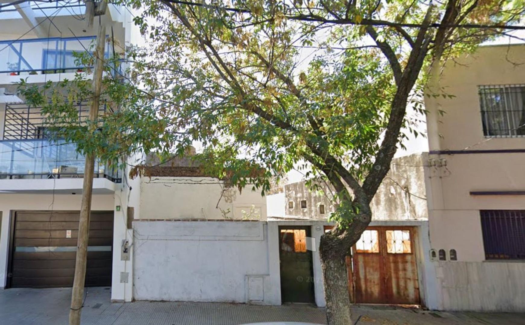 Casa a RECICLAR en excelente Lote 8,66 x 42