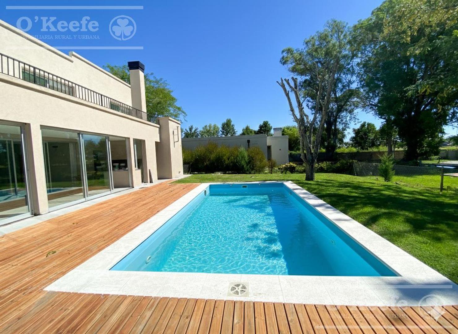 Casa en Alquiler con 2 cocheras