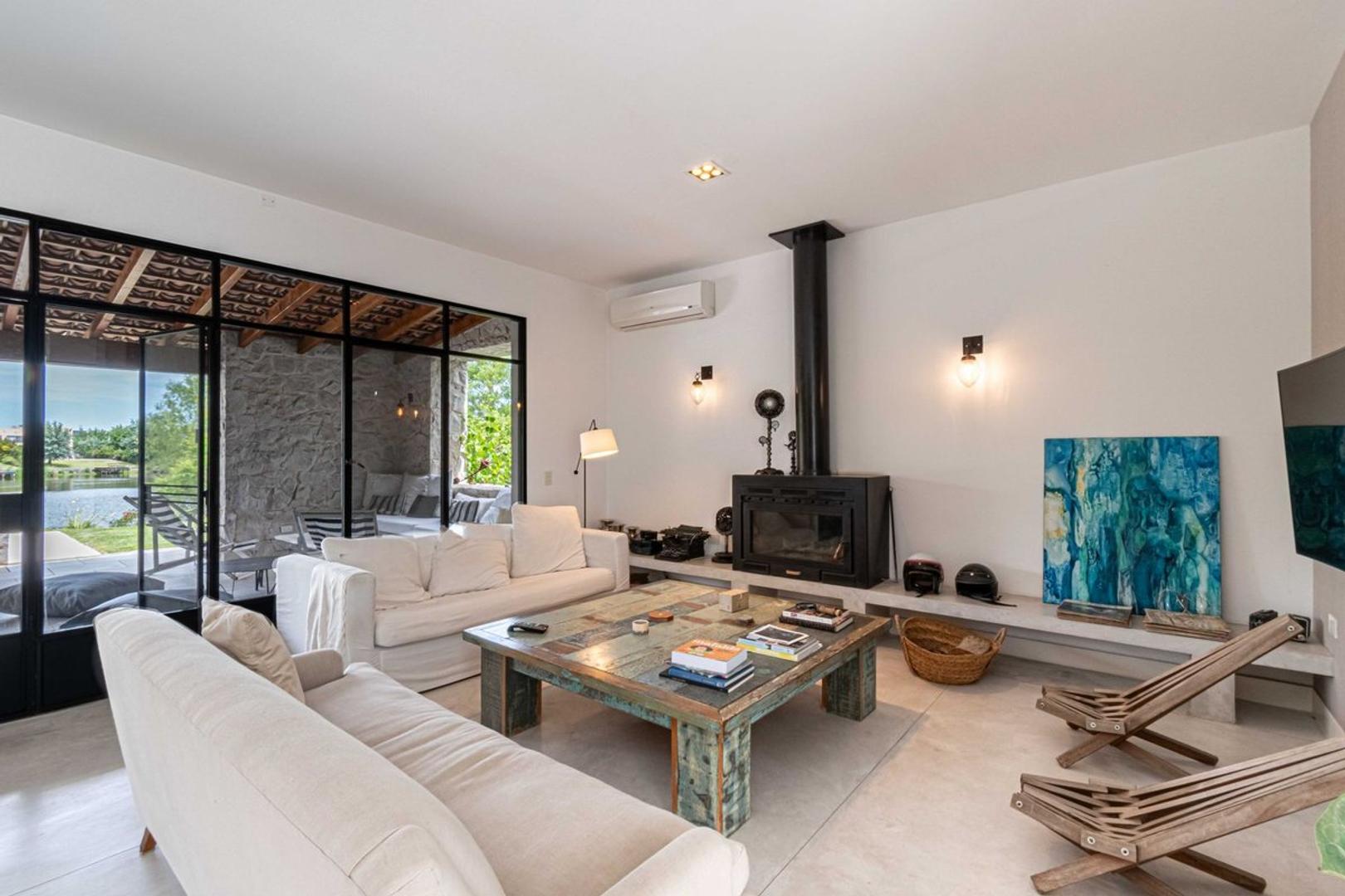 Casa en Venta con 4 cocheras