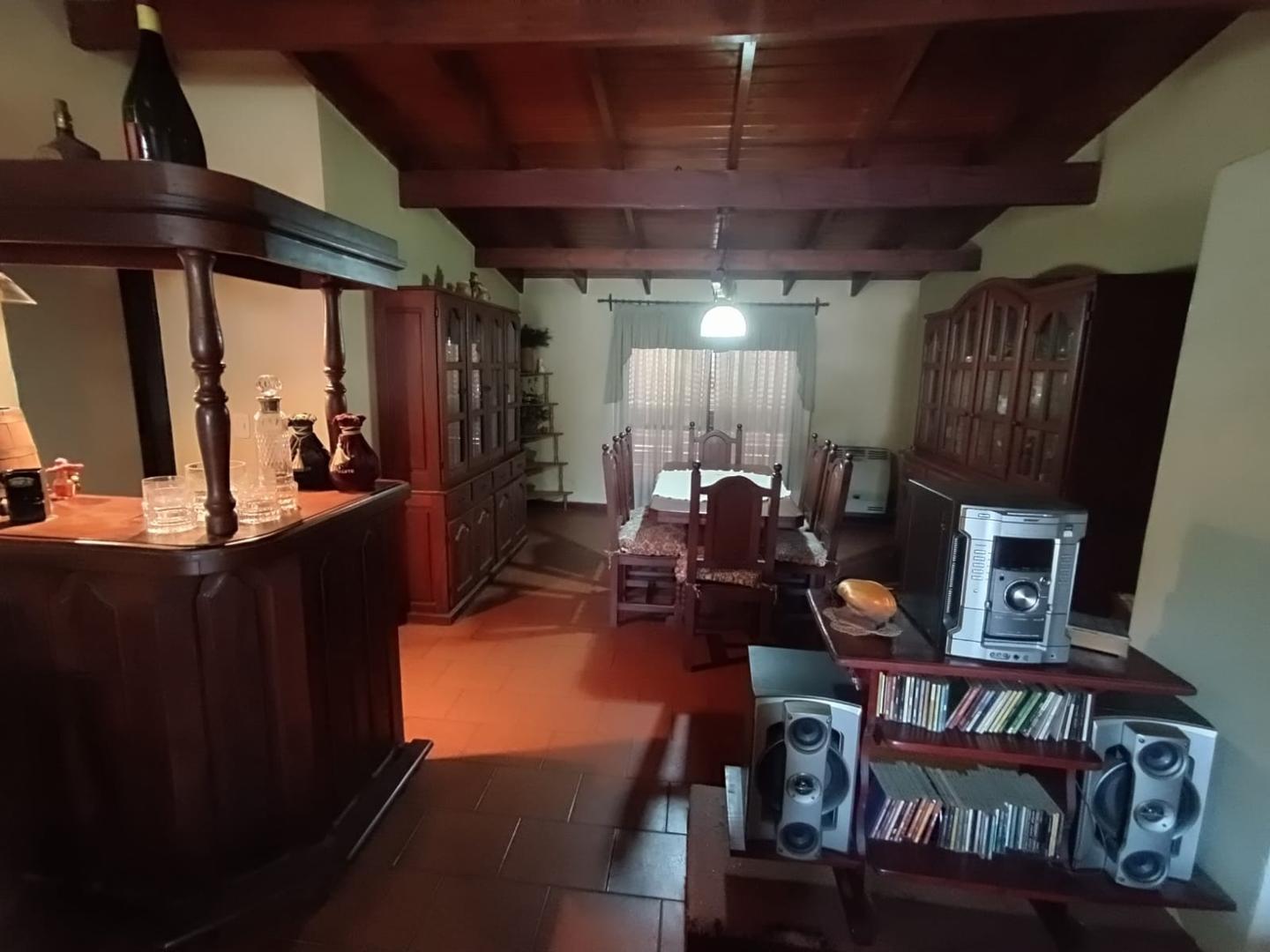 Casa 4 ambientes con 2 baños