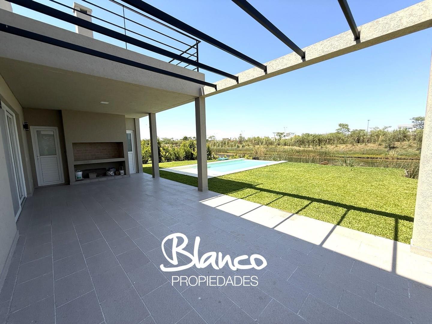 Casa 4 ambientes con 5 baños