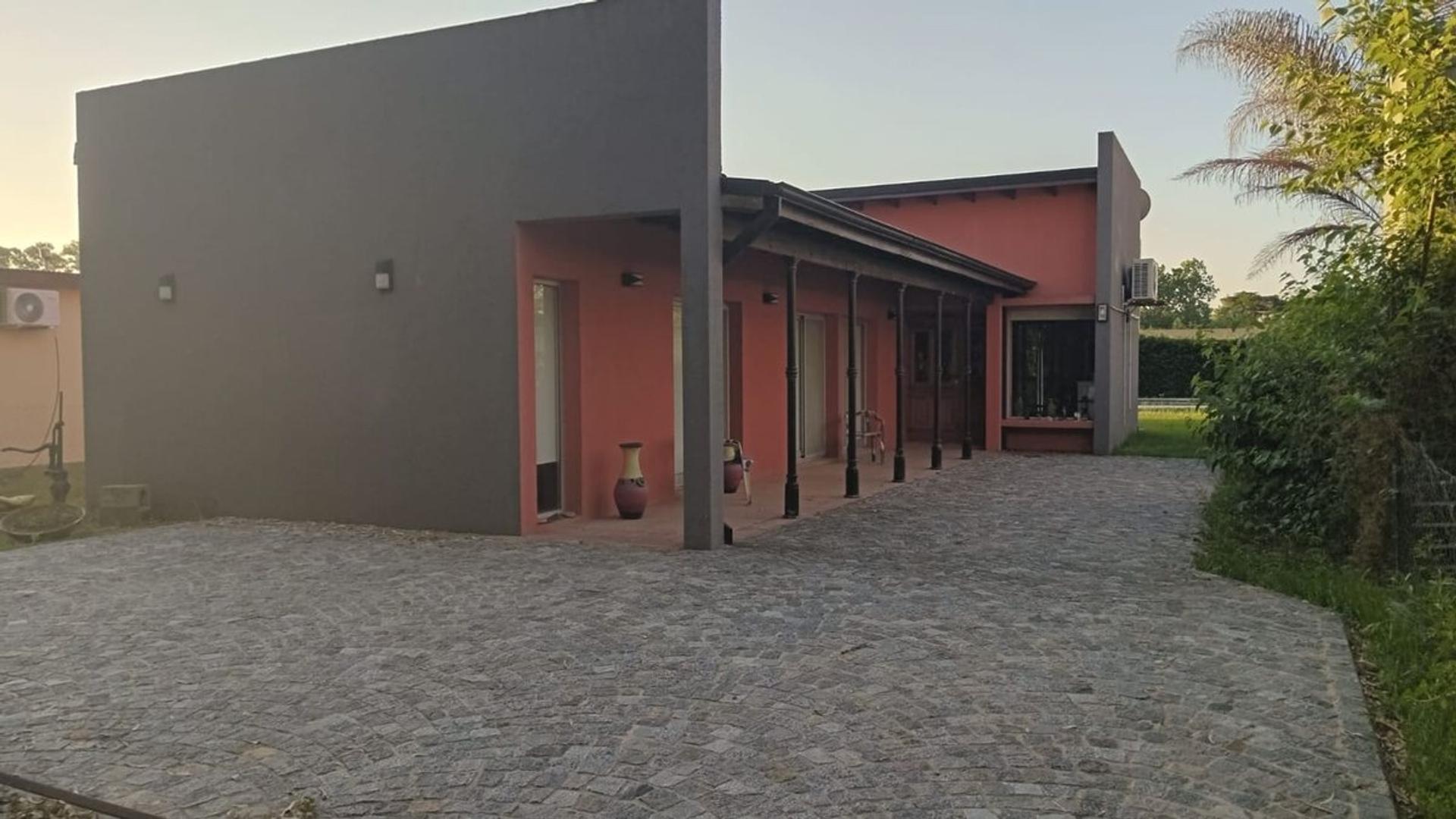 Casa en Venta con 4 cocheras