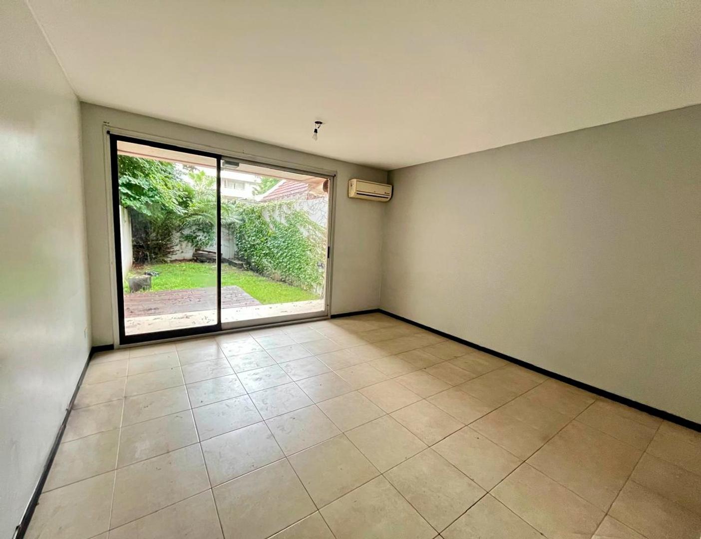 Departamento de 1 amb.  con jardín propio.