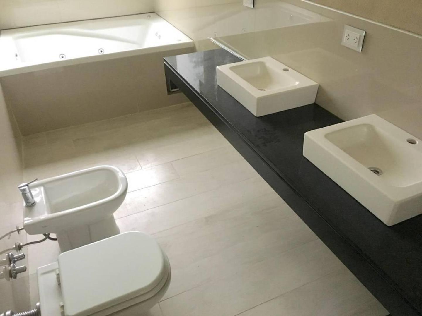 Casa 4 ambientes con 5 baños