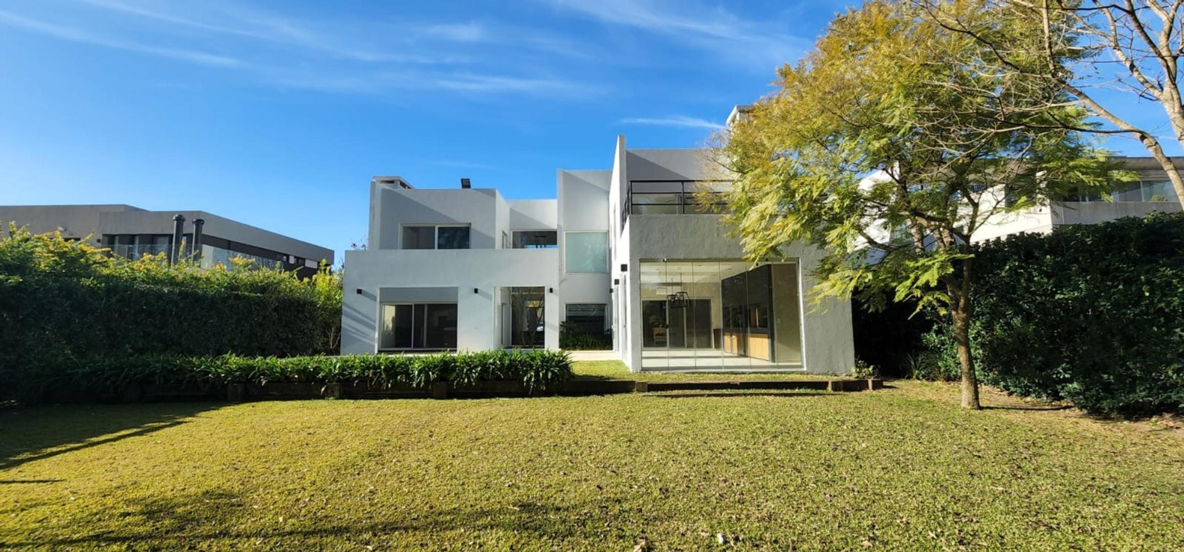 Casa 4 ambientes con 4 baños