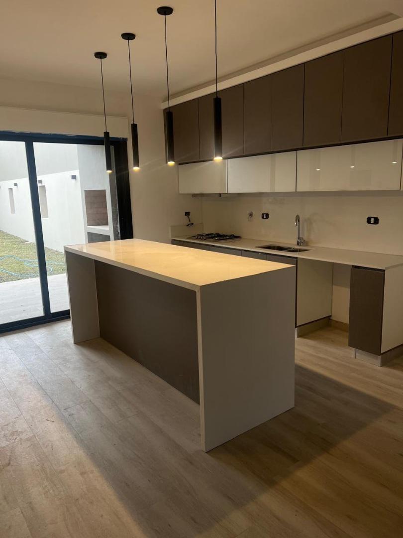 Triplex a estrenar olivos, cochera x2, jardin 3 dormis  play