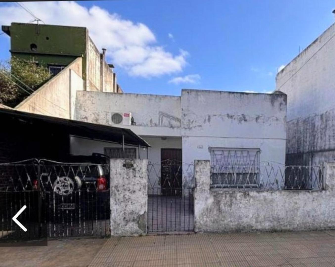 CASA AMERICANA 3 AMB. CON COCHERA JARDIN AL FRENTE Y PATIO