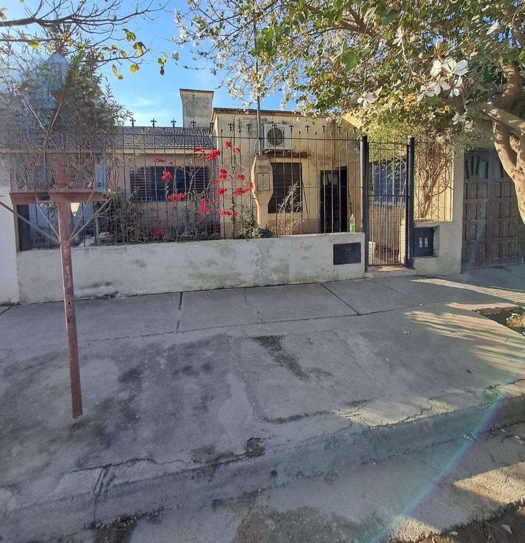 Casa en B°100 viviendas