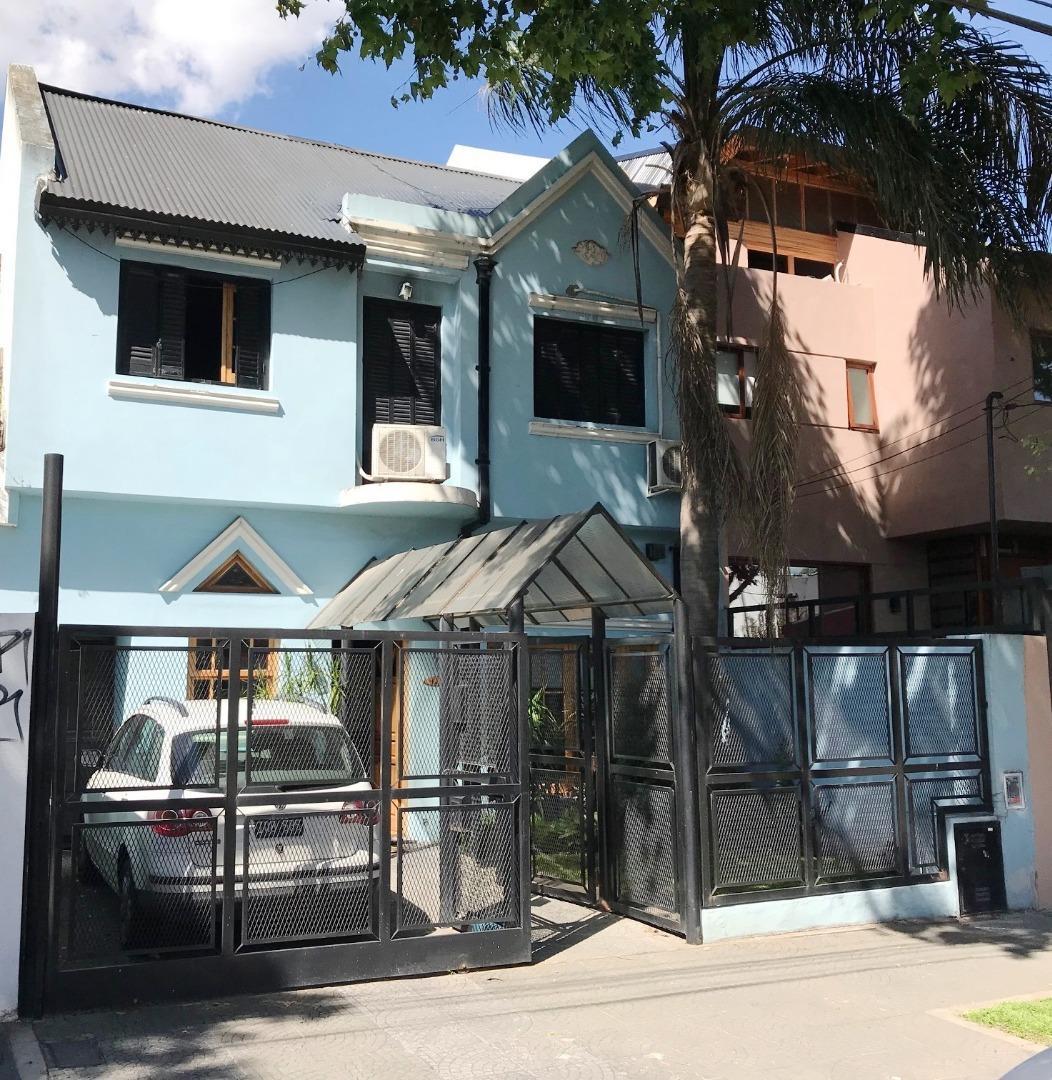 hermoso chalet con fondo y piscina