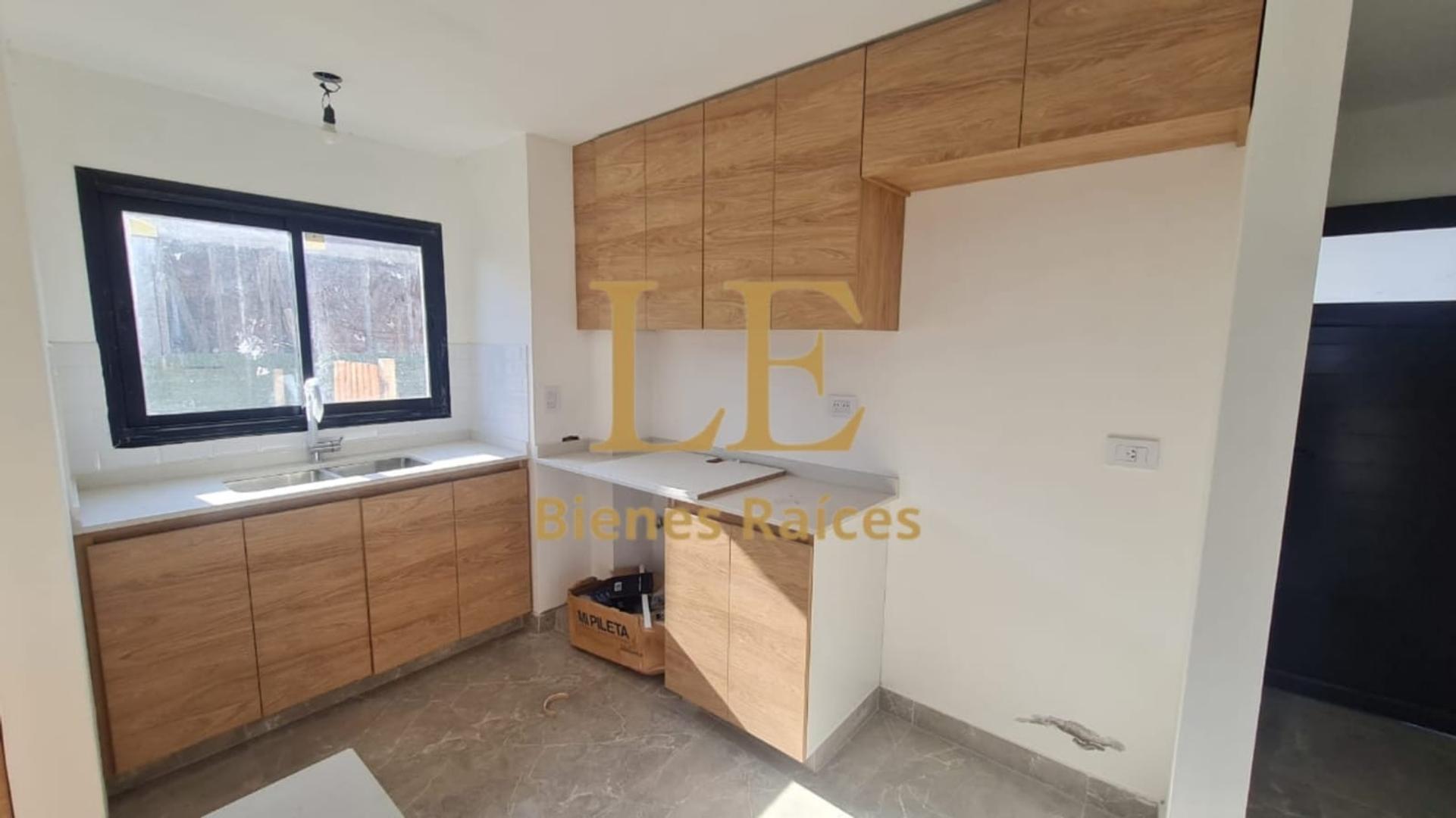 Casa en Alquiler con 4 cocheras