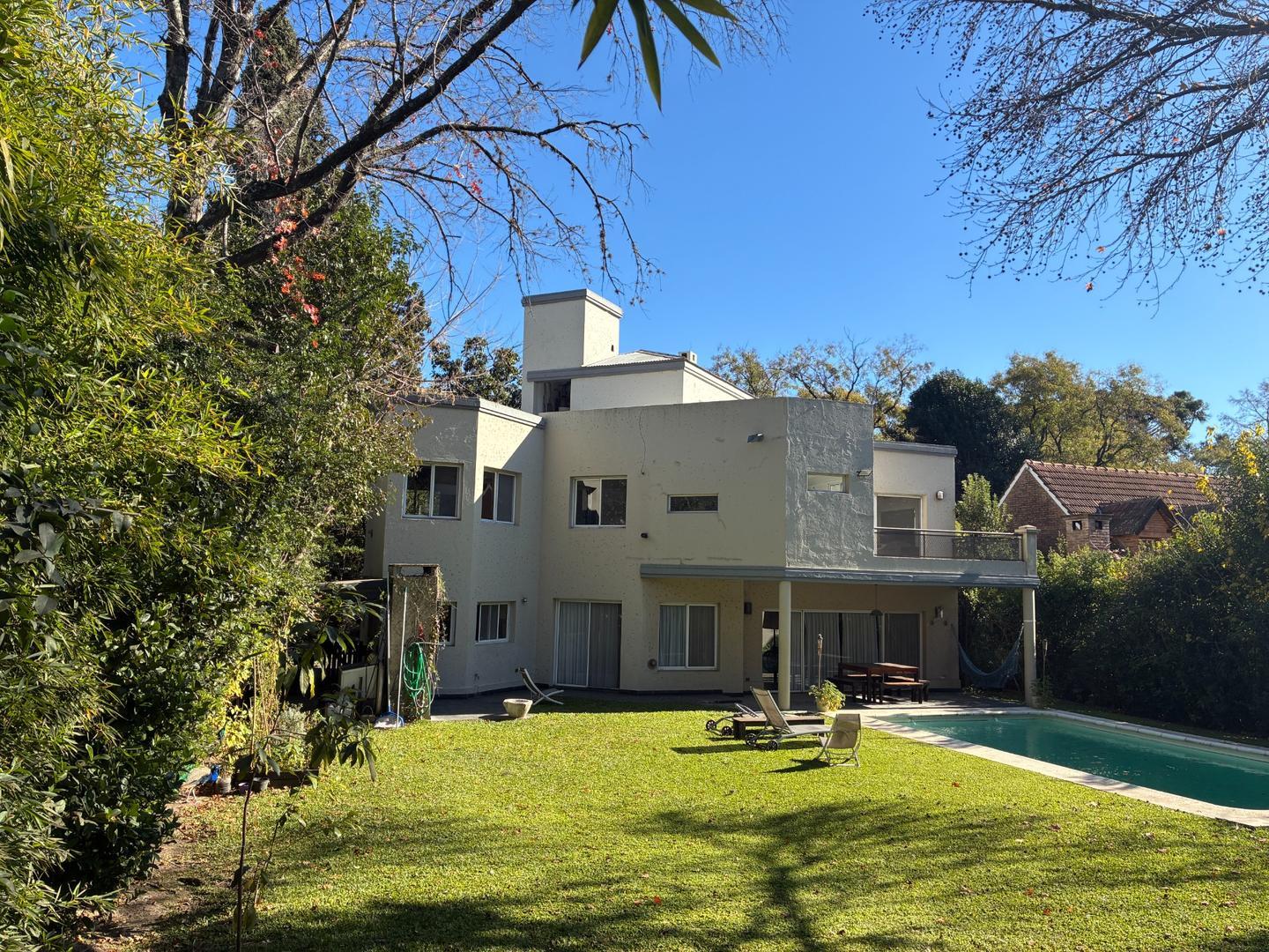 Hipólito Yrigoyen 2400