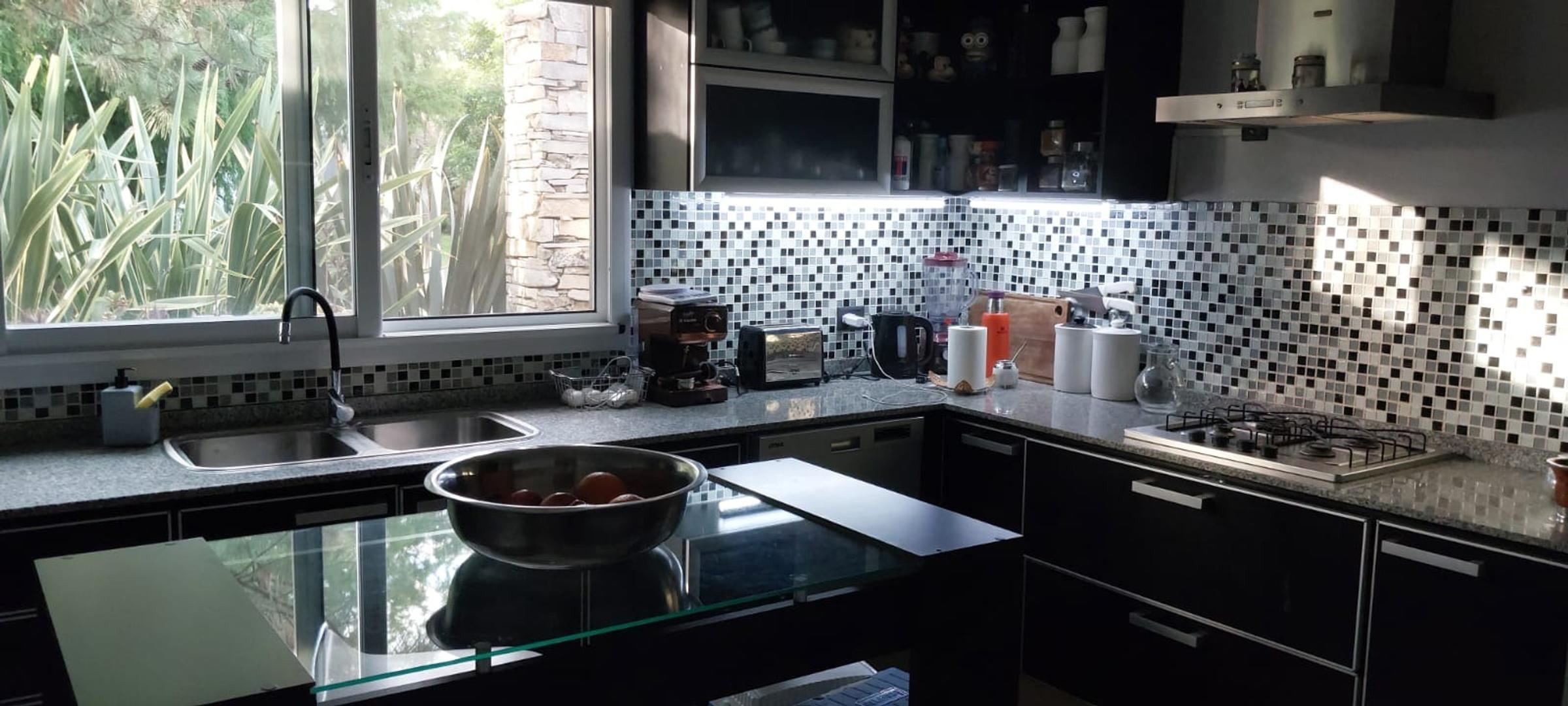 Casa en Venta con 4 cocheras