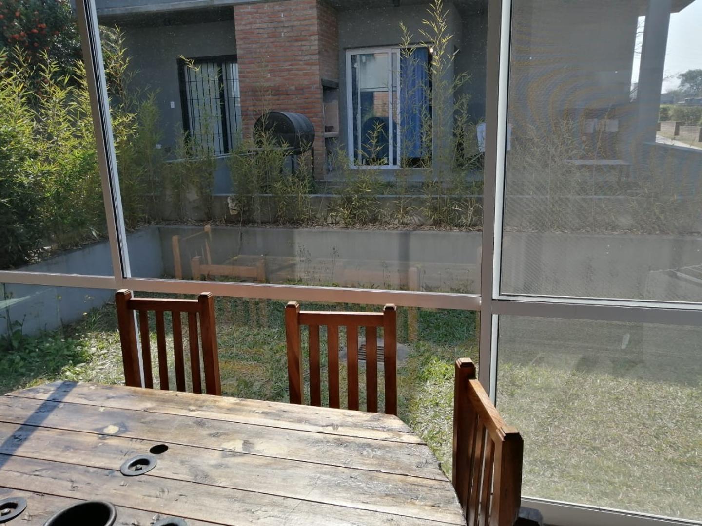 Departamento de un dormitorio con jardin a mts de  Av Peron