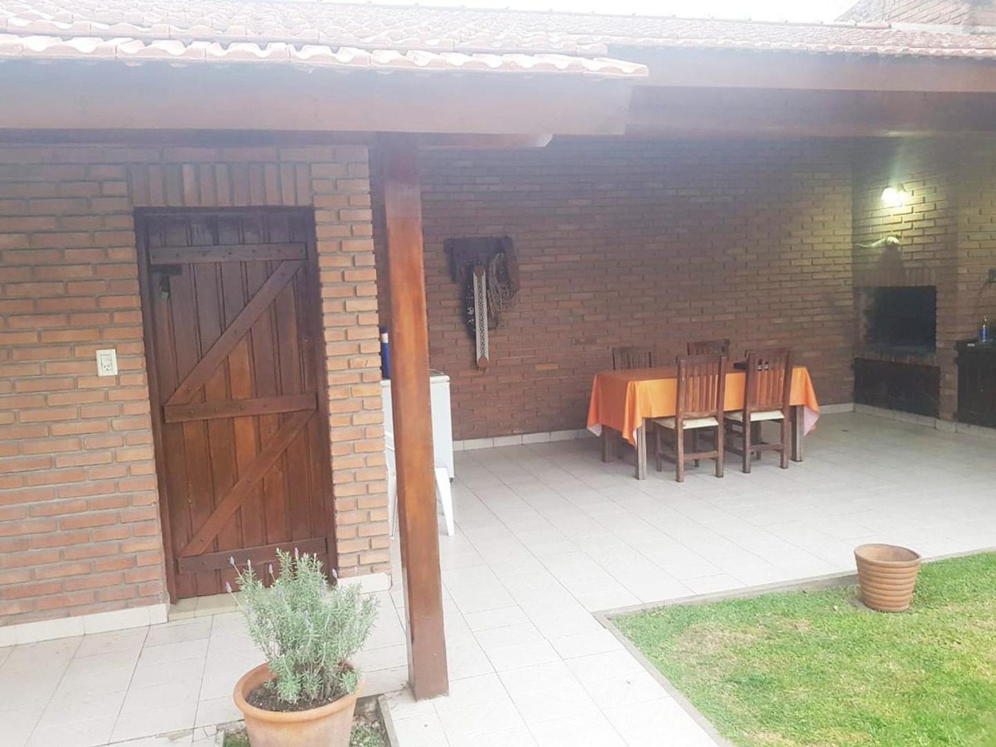 Casa 5 ambientes con 3 baños