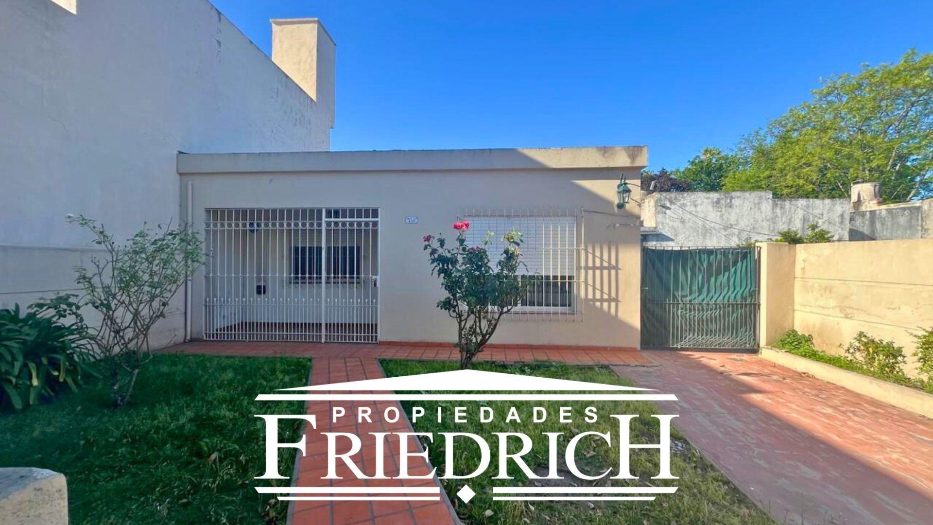 Casa funcional con parque amplio