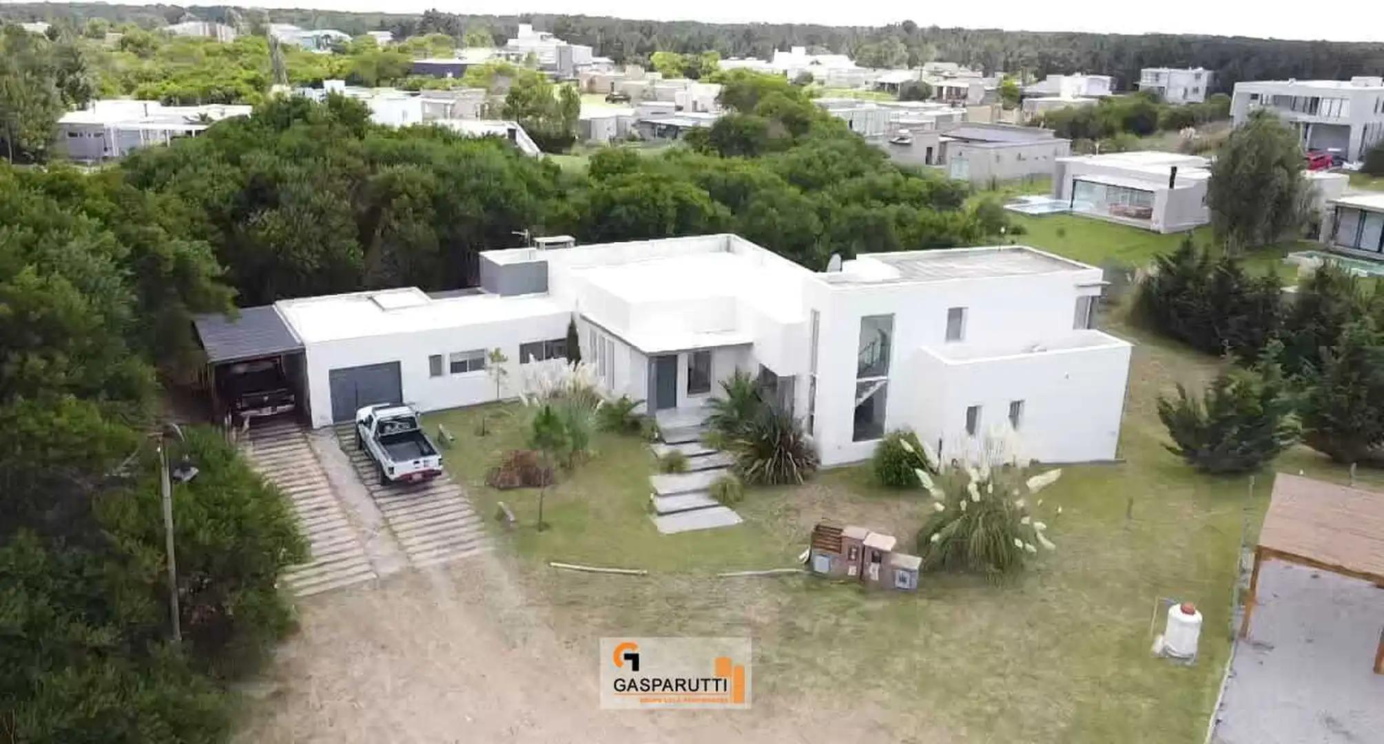 Casa en Venta en Costa Esmeralda, 4 Dorm. con Pileta en Lote
