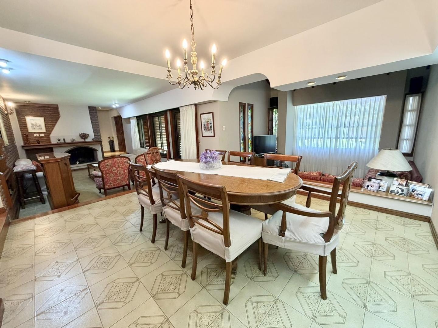 Casa 6 ambientes con 4 baños