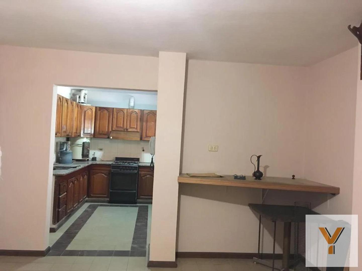 Casa 9 ambientes con 2 baños