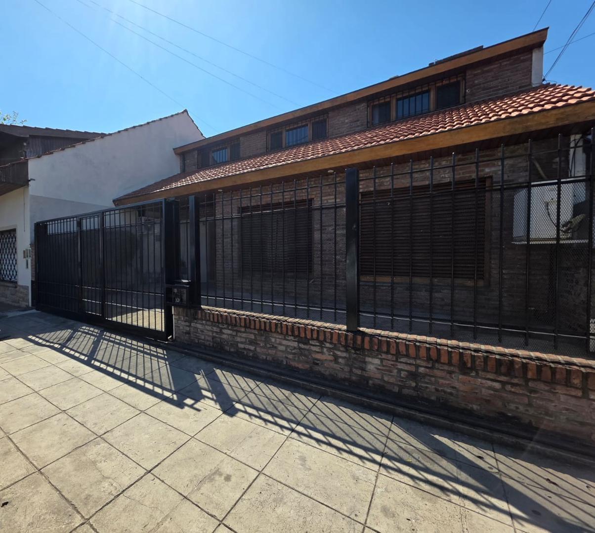 EXCELENTE CHALET CON BUENOS AMBIENTES