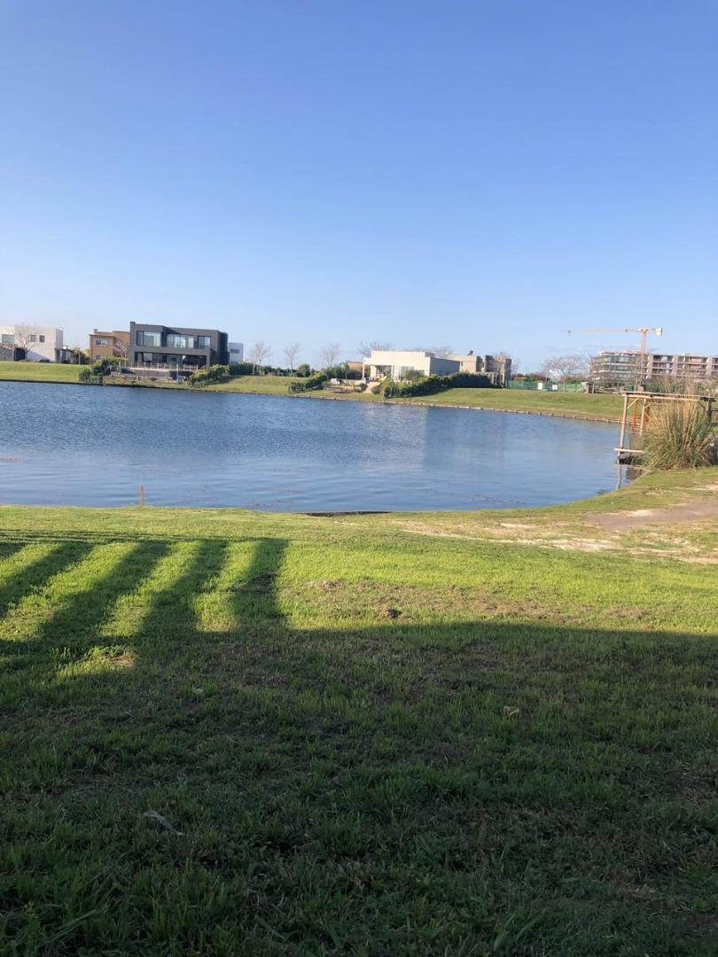 Disponible a la venta, lote al agua en Puertos.