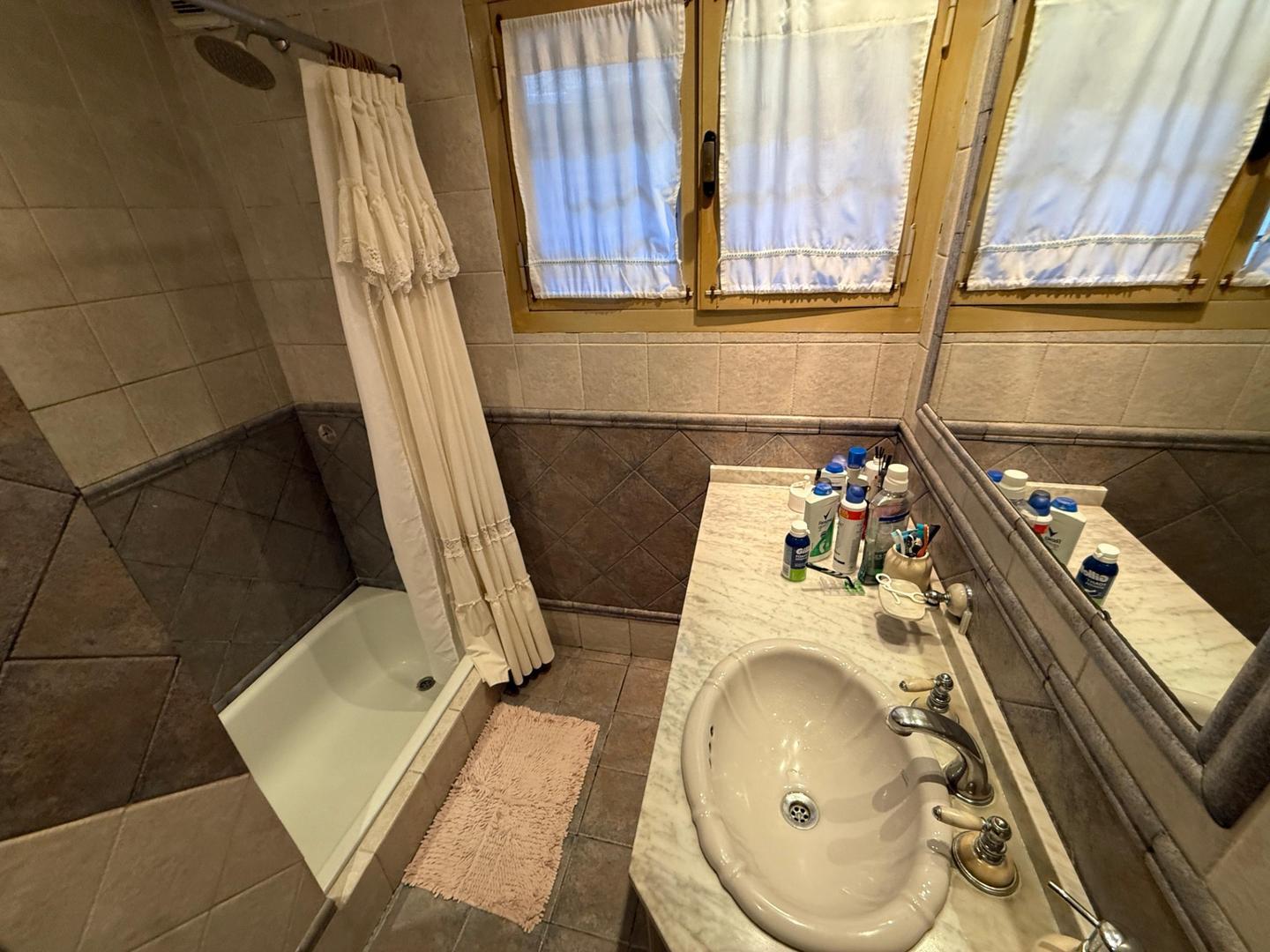 Venta casa 7 ambientes Temperley pileta parque apto credito