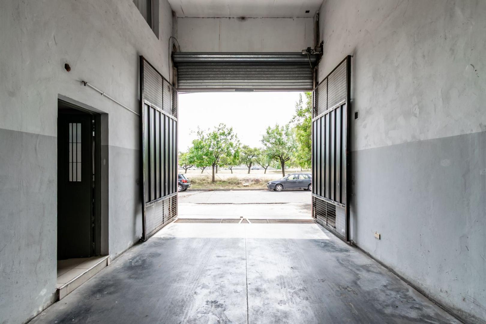 Venta Galpon con Oficinas en El Palomar