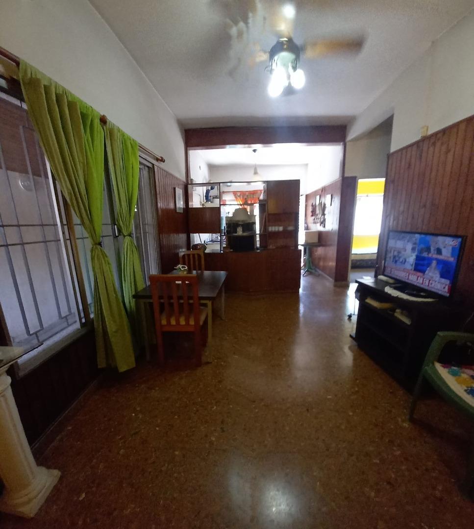 Venta casa 3 ambientes doble cochera y patio Villa Dominico
