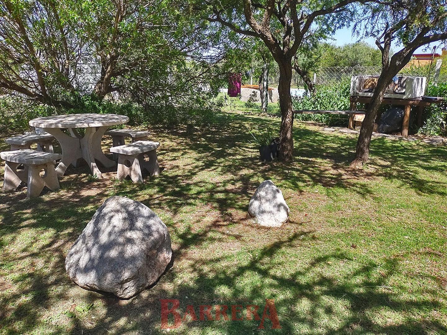 Chalet de 3 ambientes más depto de 2 amb. impecable!