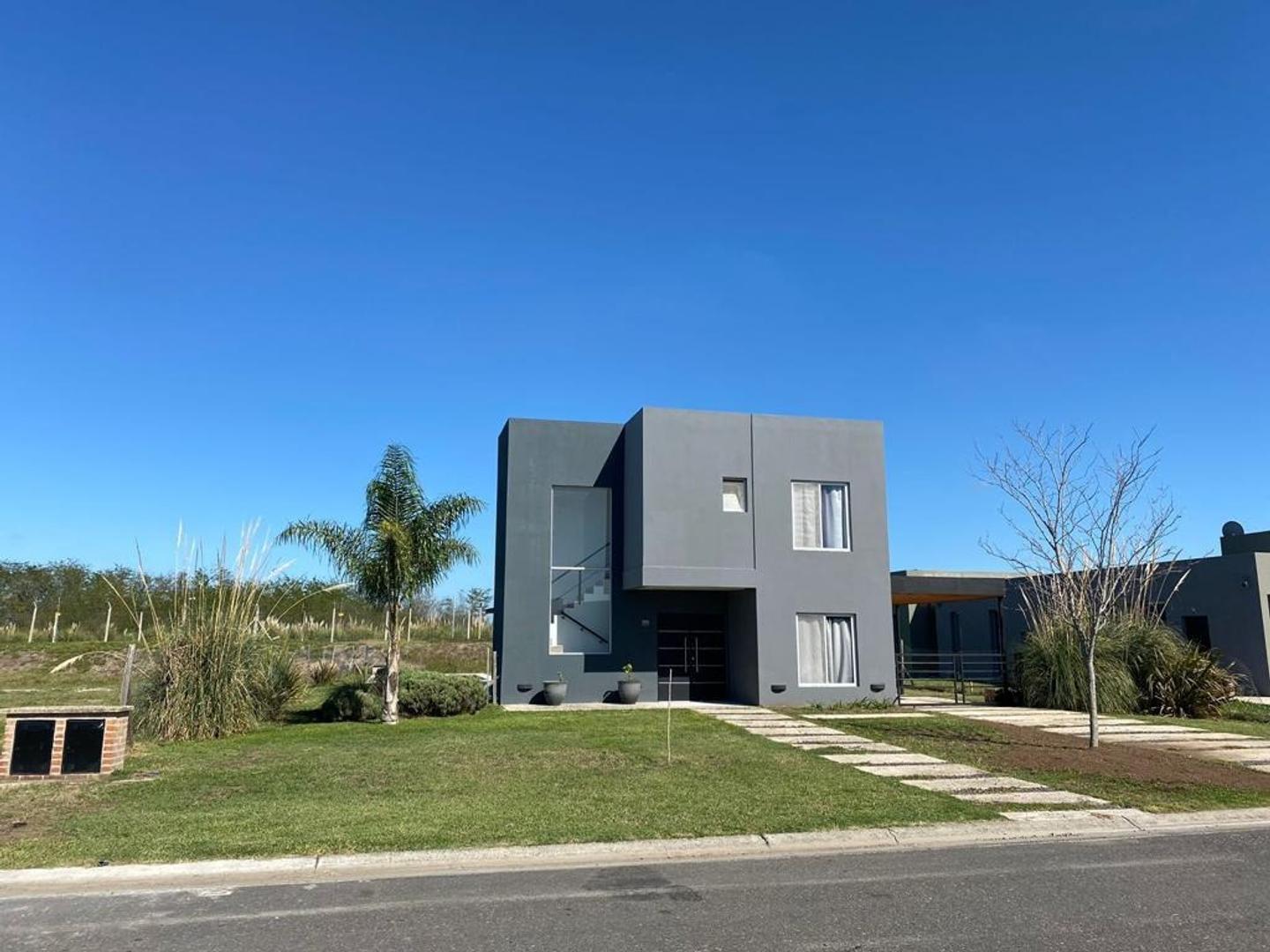 Casa en Venta con 2 cocheras