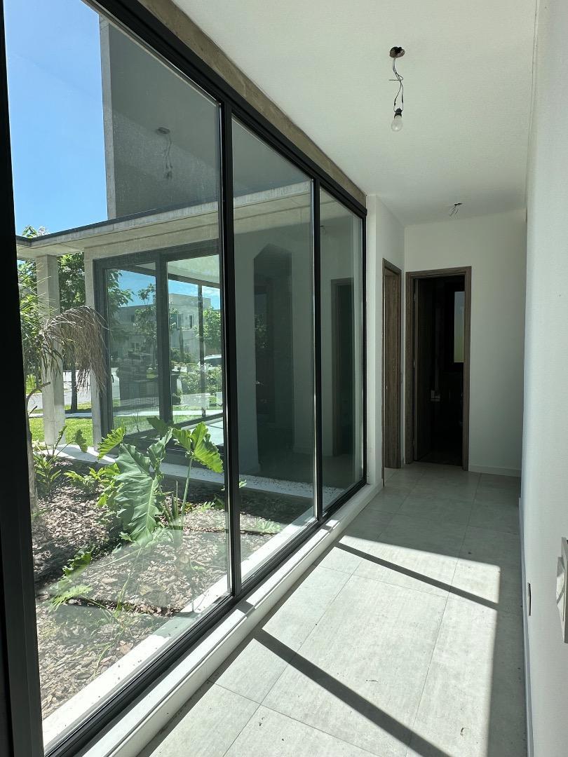 Casa 6 ambientes con 4 baños