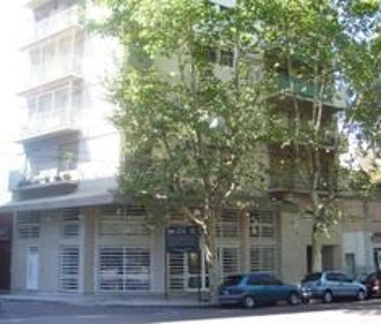 Excelente Local con oficinas y sótano