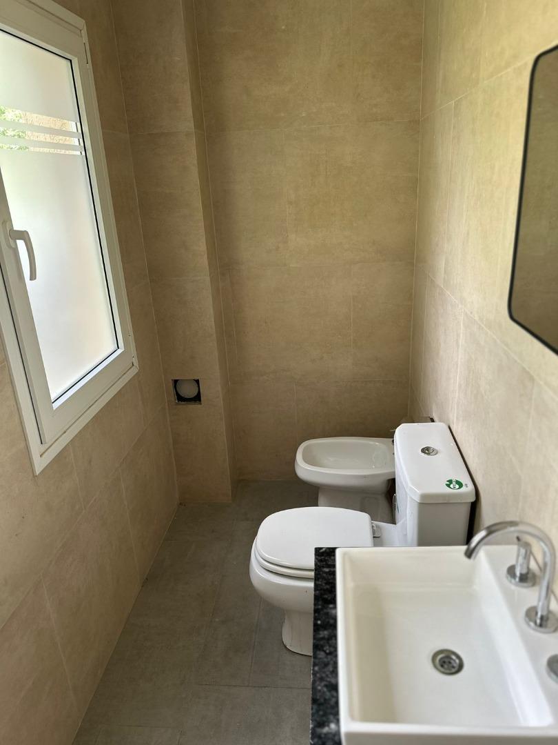 Casa en Alquiler con 3 cocheras