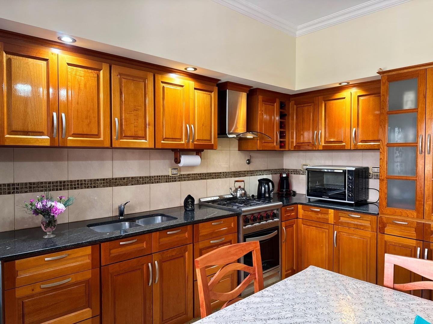 Venta Casa 3 ambientes, 2 dorm, 4 baños