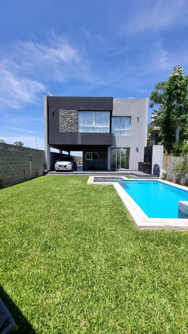 INMACULADA CASA MODERNA DE 4 AMBIENTES CON COCHERA Y PISCINA