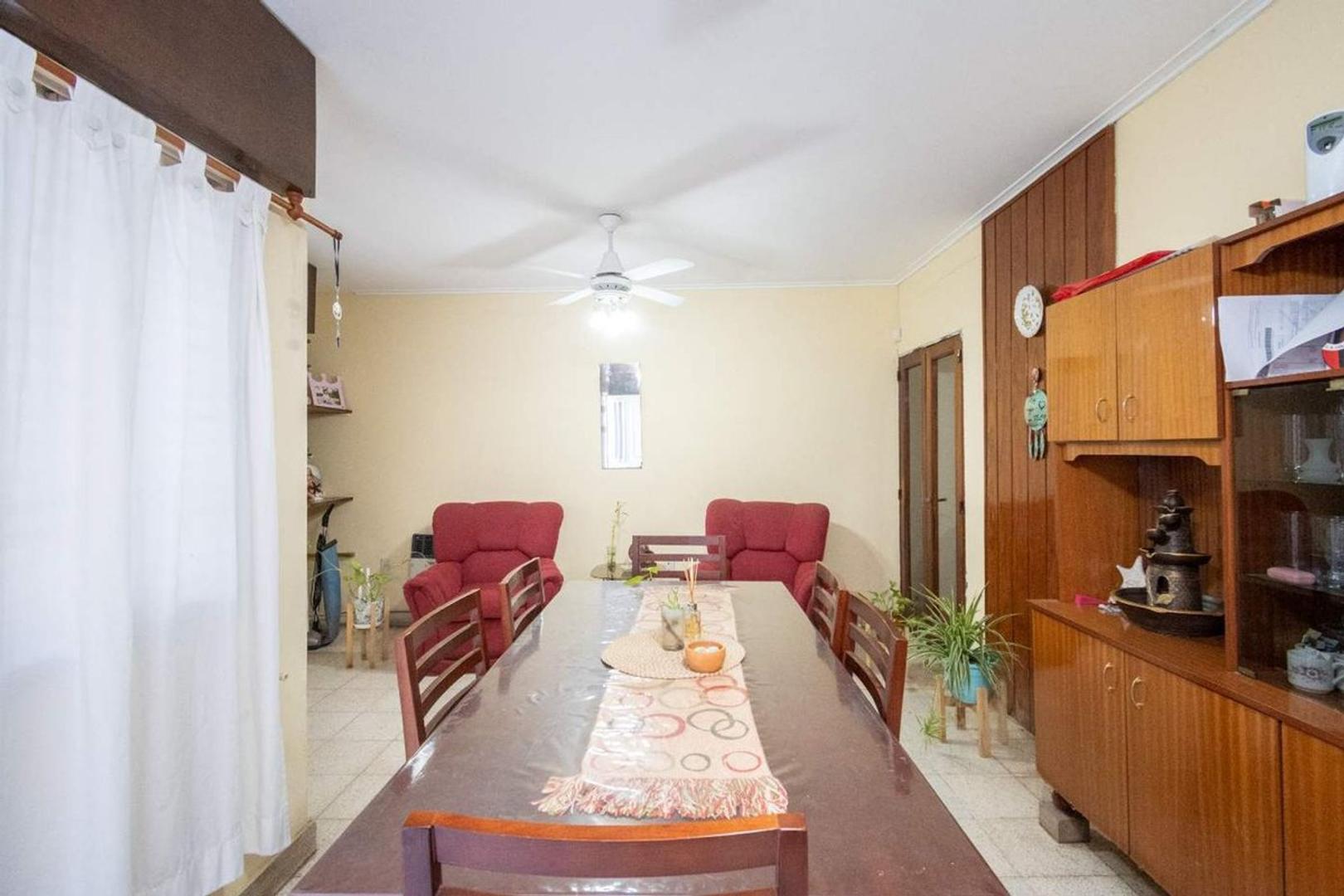 Casa 8 ambientes con 2 baños