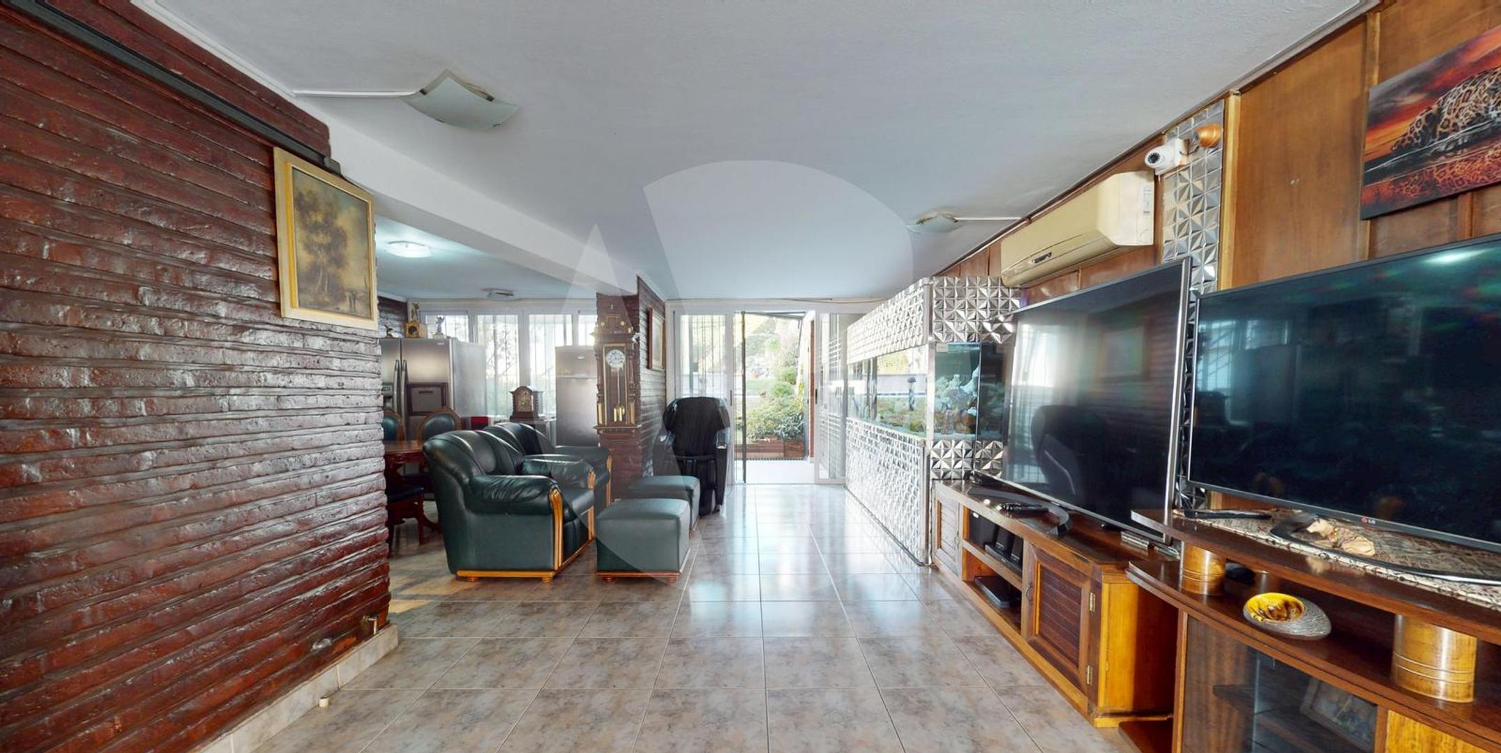 Casa 5 ambientes con 4 baños